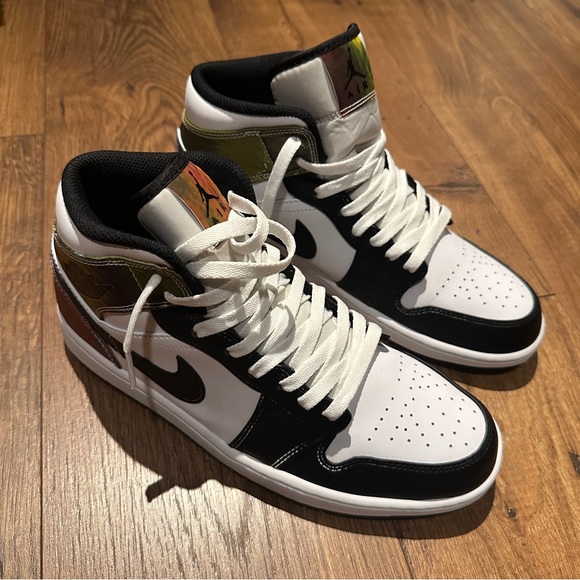 Jordan 1 mid Heat Reactive- 9.5M - Picture 3 of 8